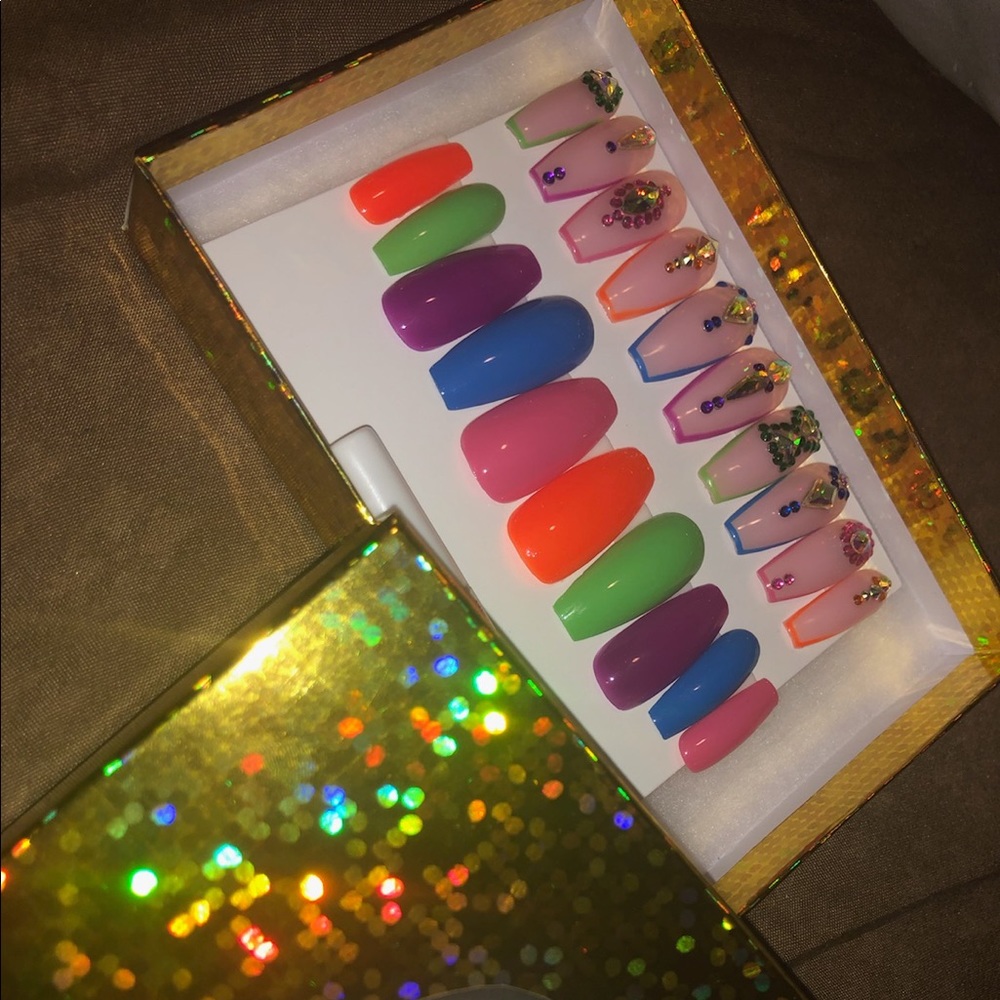 Pop off acrylic nails
